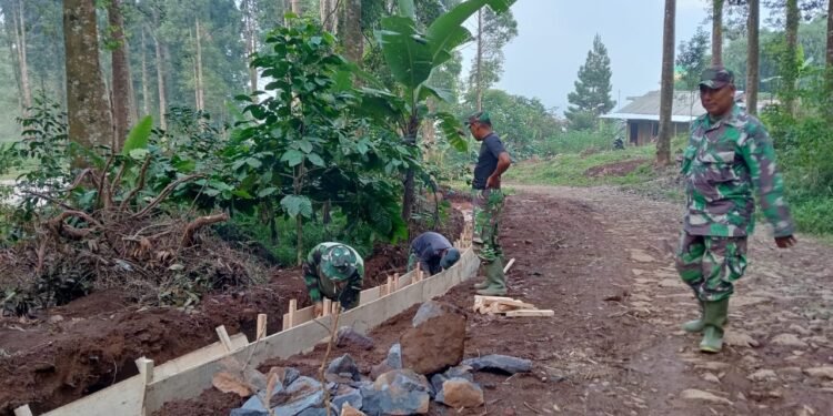 Fokuskan Pembangunan Drainase, Satgas TMMD Reguler 121 Siapkan Papan Bekisting