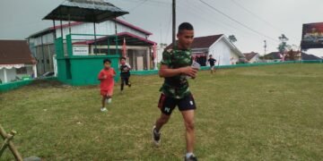 Jaga Kesehatan Tubuh Anggota Satgas TMMD Reguler 121 Desa Pacet Laksanakan Lari Setelah Bekerja