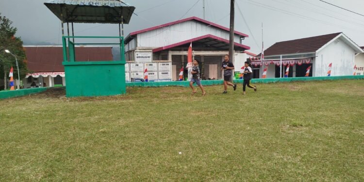 Jaga Kesehatan Tubuh Anggota Satgas TMMD Reguler 121 Desa Pacet Laksanakan Lari Setelah Bekerja