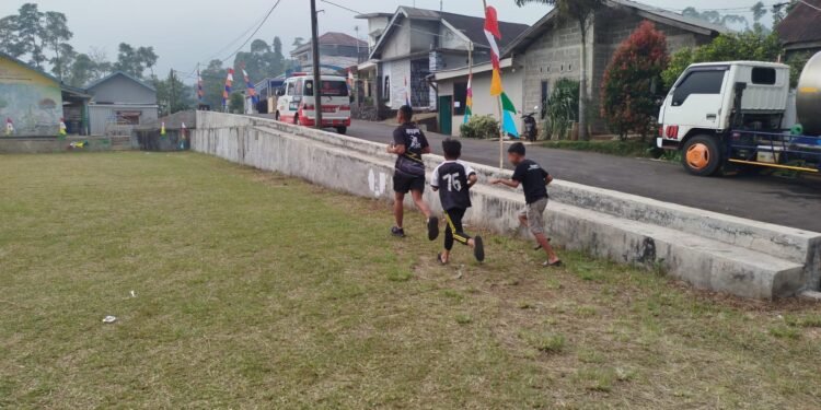 Jaga Kesehatan Tubuh Anggota Satgas TMMD Reguler 121 Desa Pacet Laksanakan Lari Setelah Bekerja