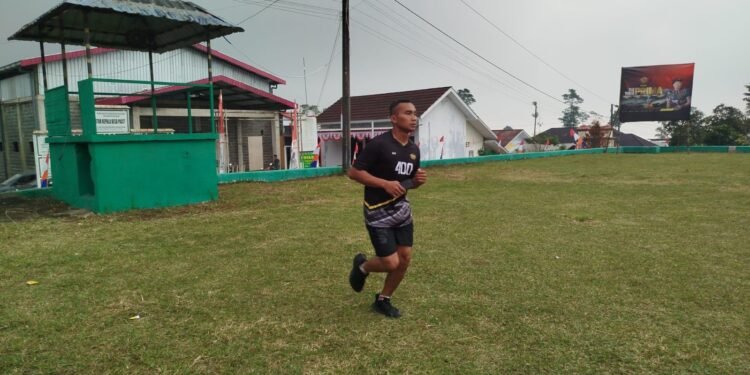 Jaga Kesehatan Tubuh Anggota Satgas TMMD Reguler 121 Desa Pacet Laksanakan Lari Setelah Bekerja