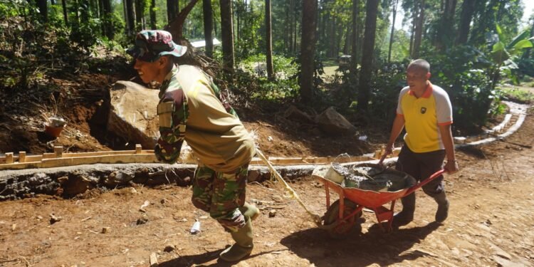Sinergitas TNI-Polri Tidak Perlu Diragukan, Anggota Polsek Reban Ikut Kegiatan TMMD Reguler Ke 121