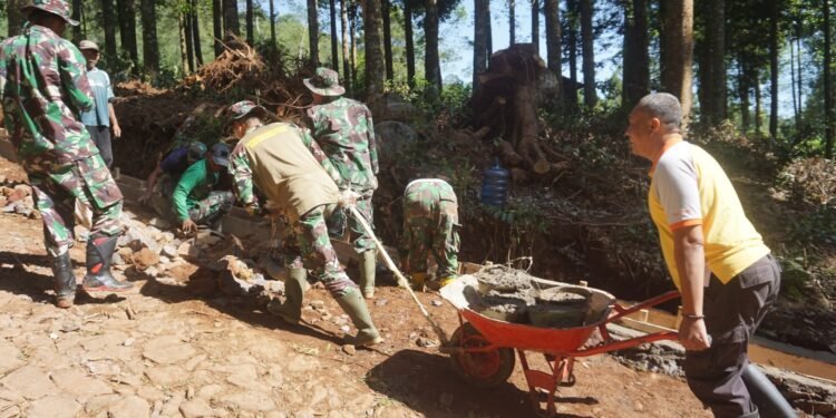 Sinergitas TNI-Polri Tidak Perlu Diragukan, Anggota Polsek Reban Ikut Kegiatan TMMD Reguler Ke 121