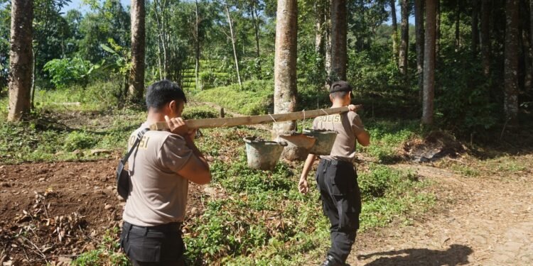 Sinergitas TNI-Polri Tidak Perlu Diragukan, Anggota Polsek Reban Ikut Kegiatan TMMD Reguler Ke 121