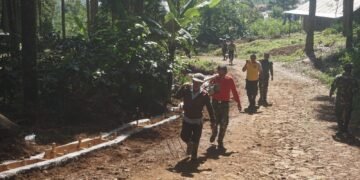 Sinergitas TNI-Polri Tidak Perlu Diragukan, Anggota Polsek Reban Ikut Kegiatan TMMD Reguler Ke 121