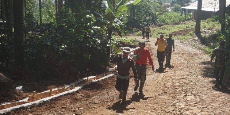 Sinergitas TNI-Polri Tidak Perlu Diragukan, Anggota Polsek Reban Ikut Kegiatan TMMD Reguler Ke 121