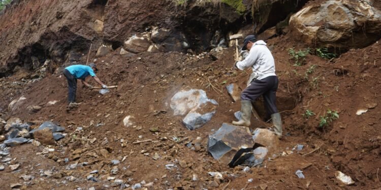 Pemecah Batu di Lokasi TMMD Reguler Ke 121 Desa Pacet, Mempunyai Peran Penting Dalam Percepatan Pembagunan Jalan Makadam