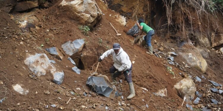 Pemecah Batu di Lokasi TMMD Reguler Ke 121 Desa Pacet, Mempunyai Peran Penting Dalam Percepatan Pembagunan Jalan Makadam