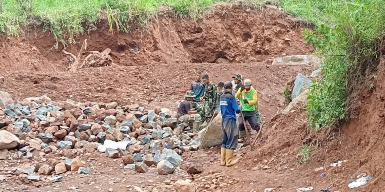 Pemecah Batu di Lokasi TMMD Reguler Ke 121 Desa Pacet, Mempunyai Peran Penting Dalam Percepatan Pembagunan Jalan Makadam