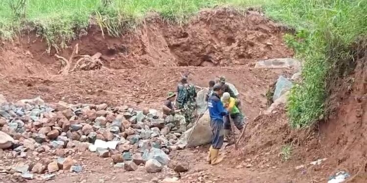Pemecah Batu di Lokasi TMMD Reguler Ke 121 Desa Pacet, Mempunyai Peran Penting Dalam Percepatan Pembagunan Jalan Makadam