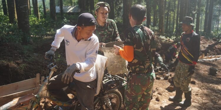 Inisiatif Cemerlang, Satgas Dan Warga Angkut Adukan Pakai Motor Modifikasi