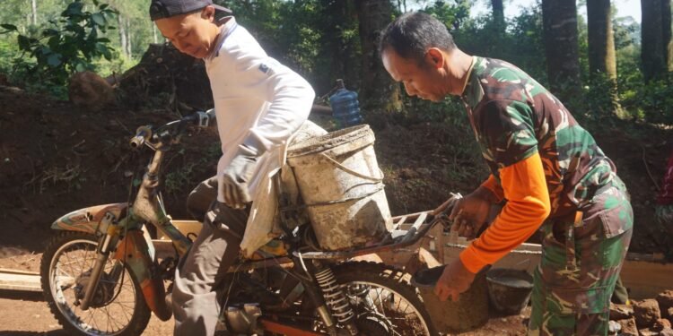 Inisiatif Cemerlang, Satgas Dan Warga Angkut Adukan Pakai Motor Modifikasi