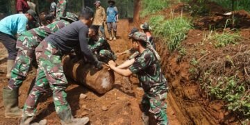 Kekompakan Anggota Satgas dan Warga Saat Mengeser Potongan Pohon di Lokasi TMMD Reguler Ke 121 Kodim 0736/Batang