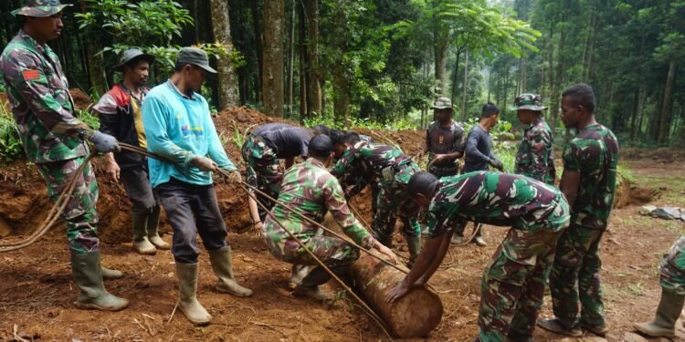 Kekompakan Anggota Satgas dan Warga Saat Mengeser Potongan Pohon di Lokasi TMMD Reguler Ke 121 Kodim 0736/Batang