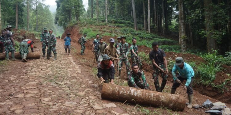 Kekompakan Anggota Satgas dan Warga Saat Mengeser Potongan Pohon di Lokasi TMMD Reguler Ke 121 Kodim 0736/Batang