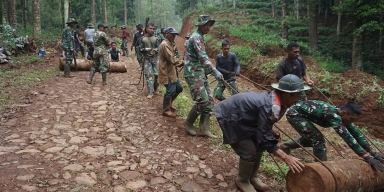 Kekompakan Anggota Satgas dan Warga Saat Mengeser Potongan Pohon di Lokasi TMMD Reguler Ke 121 Kodim 0736/Batang