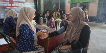 Antusias Masyarakat Ikuti Pelayanan KB Gratis di Lokasi TMMD Reguler Ke 121 Desa Pacet