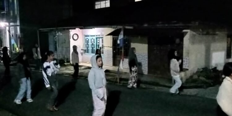 Ingin Tampil Lebih Maksimal, Pemuda Pemudi Desa Pacet Berlatih Musik Tong Tong Prek Dimalam Hari