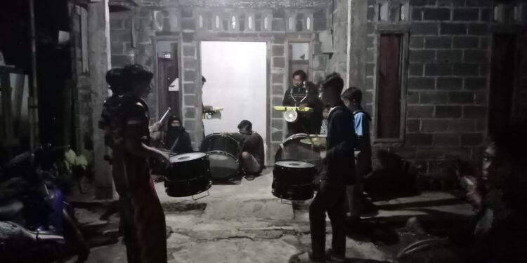 Ingin Tampil Lebih Maksimal, Pemuda Pemudi Desa Pacet Berlatih Musik Tong Tong Prek Dimalam Hari