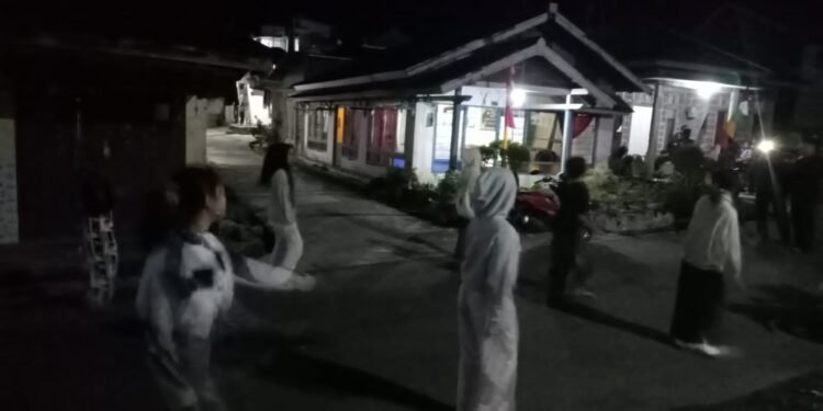 Ingin Tampil Lebih Maksimal, Pemuda Pemudi Desa Pacet Berlatih Musik Tong Tong Prek Dimalam Hari