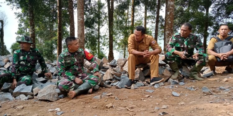 Cek Lokasi TMMD Reguler Ke 121, Dansatgas Istirahat Sambil Koordinasi Dengan Kepala Desa Pacet