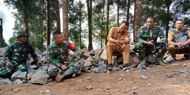 Cek Lokasi TMMD Reguler Ke 121, Dansatgas Istirahat Sambil Koordinasi Dengan Kepala Desa Pacet