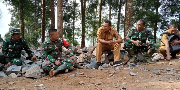 Cek Lokasi TMMD Reguler Ke 121, Dansatgas Istirahat Sambil Koordinasi Dengan Kepala Desa Pacet