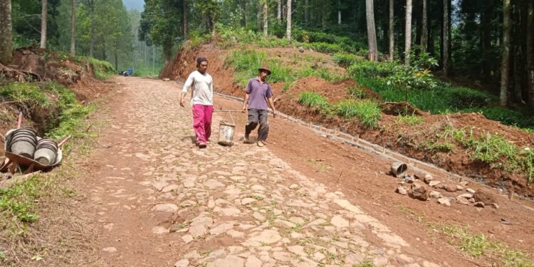 Semangat Anggota Satgas TMMD Reguler Ke 121 Desa Pacet, Ambil Air Untuk Adonan Semen Dan Pasir
