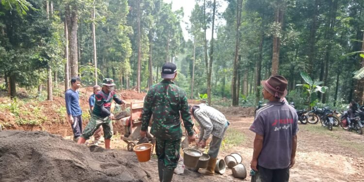 Semangat Anggota Satgas TMMD Reguler Ke 121 Desa Pacet, Ambil Air Untuk Adonan Semen Dan Pasir