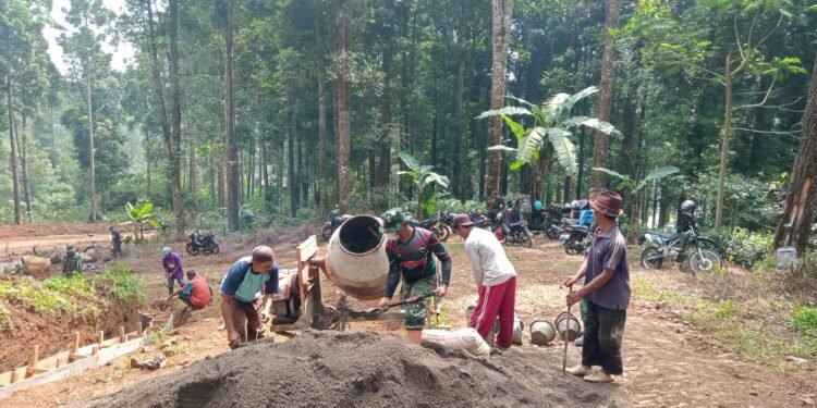 Semangat Anggota Satgas TMMD Reguler Ke 121 Desa Pacet, Ambil Air Untuk Adonan Semen Dan Pasir