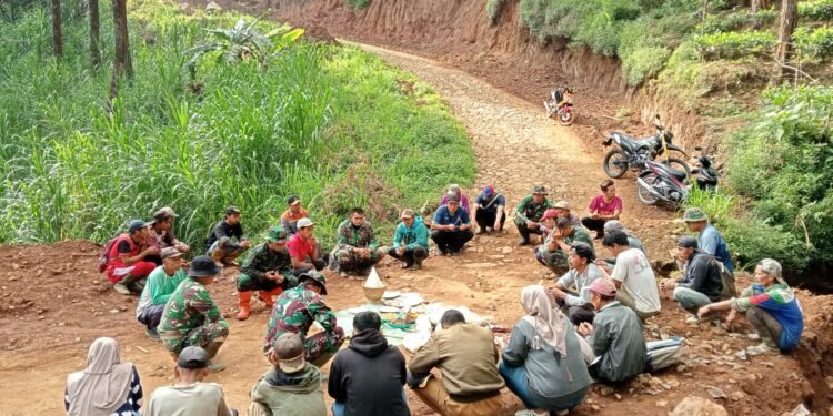 Satgas TMMD dan Warga Lakukan Doa Bersama Sebelum Pengerjaan Gorong – Gorong