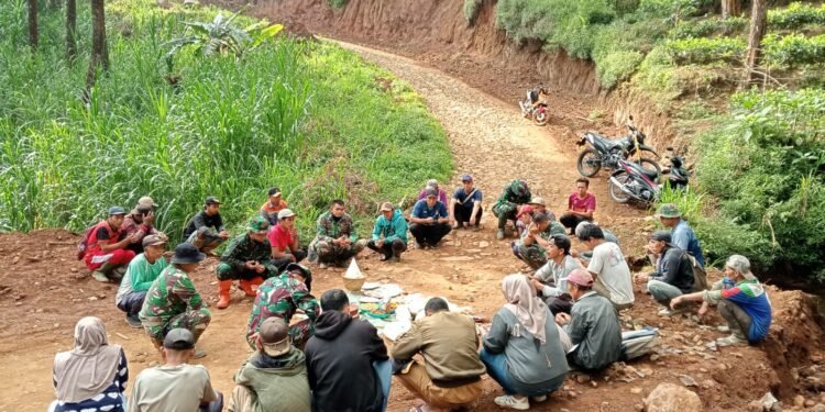 Satgas TMMD dan Warga Lakukan Doa Bersama Sebelum Pengerjaan Gorong – Gorong