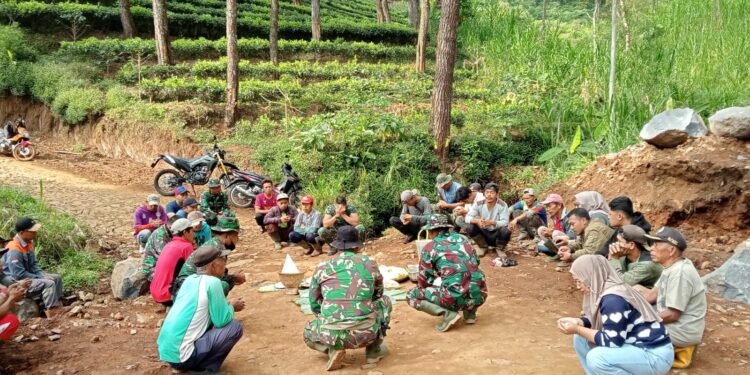 Satgas TMMD dan Warga Lakukan Doa Bersama Sebelum Pengerjaan Gorong – Gorong