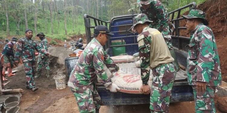 Droping Material Semen Terus Dilakukan Dengan Gunakan Kendaraan Pickup
