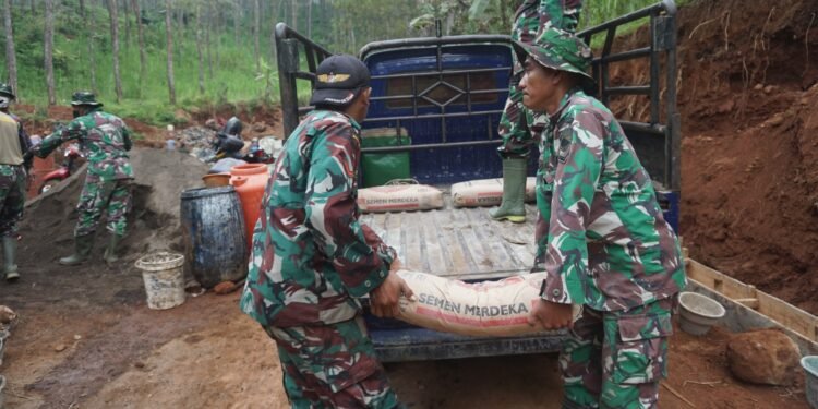 Droping Material Semen Terus Dilakukan Dengan Gunakan Kendaraan Pickup