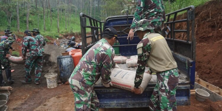 Droping Material Semen Terus Dilakukan Dengan Gunakan Kendaraan Pickup