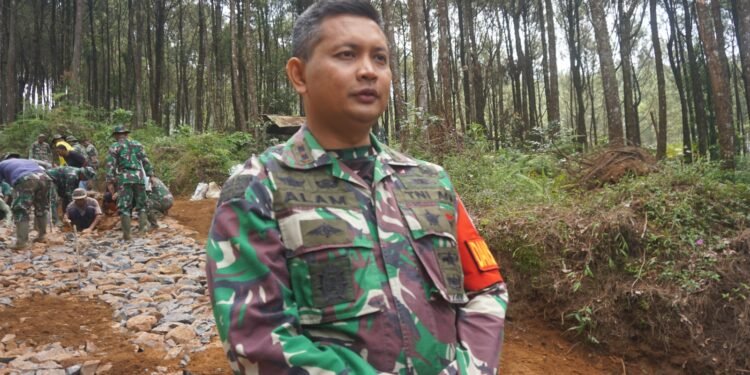 Wujudkan Impian Warga, Kodim 0736/Batang Buka Akses Jalan Tembus Ke Dieng