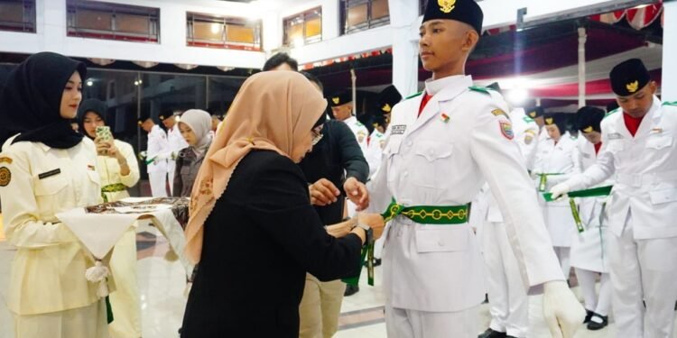 Ucapkan Ikrar Khidmat, 75 Paskibraka Resmi Dikukuhkan Pj Bupati Batang