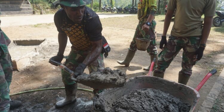 Pengalaman Pertama Prada Ale tergabung Dalam Satgas TMMD ke 121 Desa Pecet