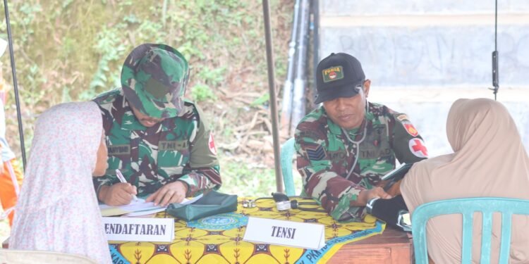 Warga Berbondong Ikuti Bakti Sosial Pengobatan Gratis Kodim 0736/Batang