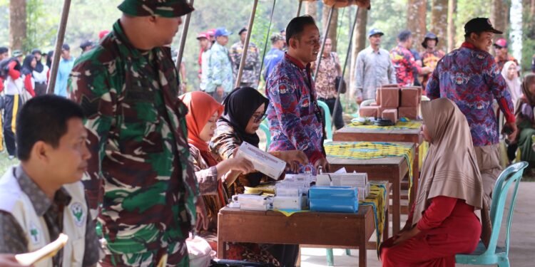 Warga Berbondong Ikuti Bakti Sosial Pengobatan Gratis Kodim 0736/Batang
