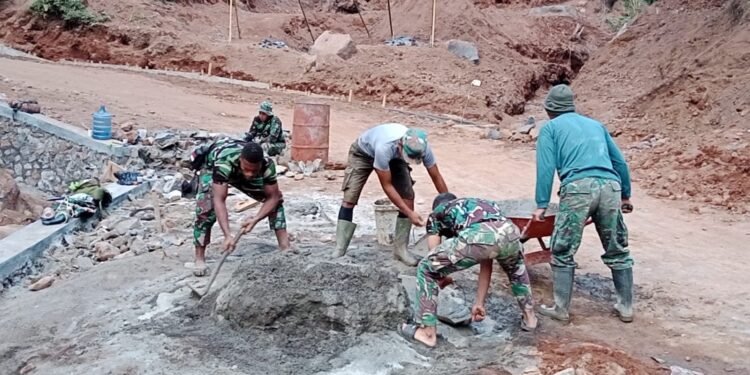 Anggota Satgas TMMD Reguler Ke 121 Bersama Warga Kejar Target Sebelum Penutupan