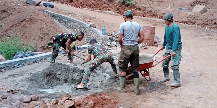 Anggota Satgas TMMD Reguler Ke 121 Bersama Warga Kejar Target Sebelum Penutupan