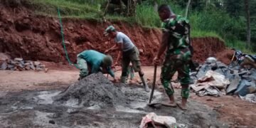 Anggota Satgas TMMD Reguler Ke 121 Bersama Warga Kejar Target Sebelum Penutupan