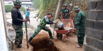 Penuh Semangat Anggota Satgas TMMD 121 Membuat Lubang Septic Tank Di RTLH