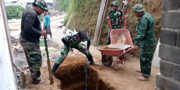 Penuh Semangat Anggota Satgas TMMD 121 Membuat Lubang Septic Tank Di RTLH
