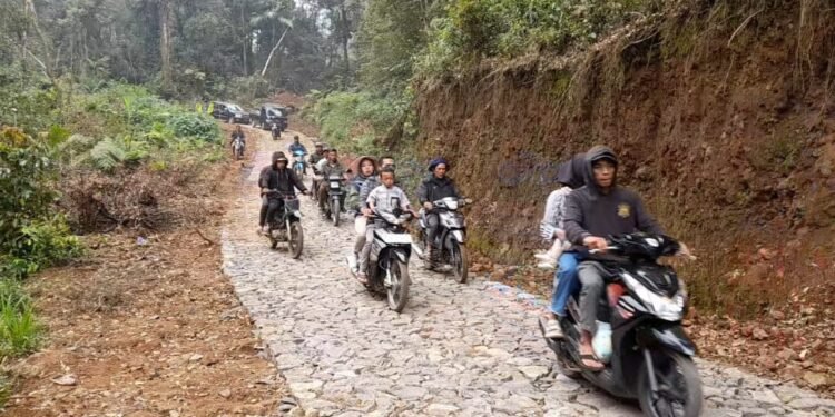 Infrastruktur Pacet-Reban Dibuka, Warga Ujicoba Jalan Baru