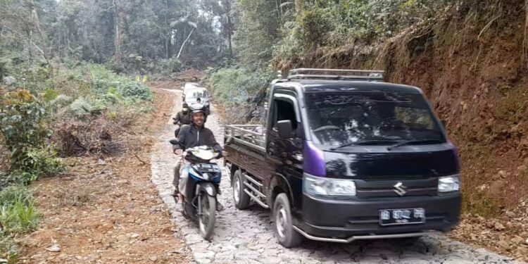 Infrastruktur Pacet-Reban Dibuka, Warga Ujicoba Jalan Baru