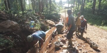 Satgas TMMD Reguler Ke 121 Desa Pacet Terus Kebut Pengecoran Drainase