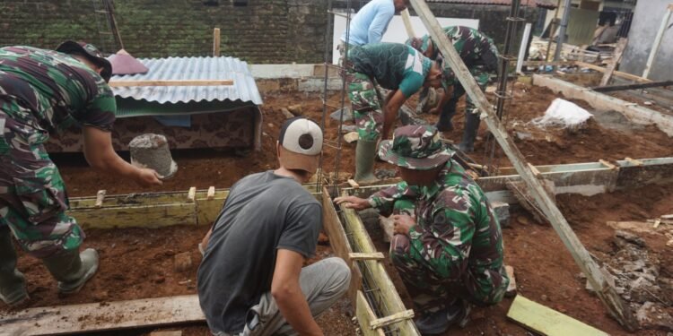 Satgas TMMD Ke-121 Lanjutkan Pengecoran Pondasi RTLH Bapak Kabulyono